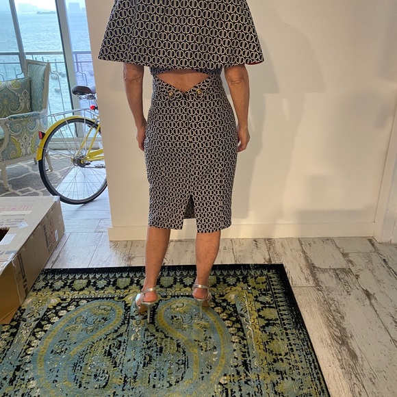 Three piece outfit. Skirt, bra top and cape. - Picture 3 of 6